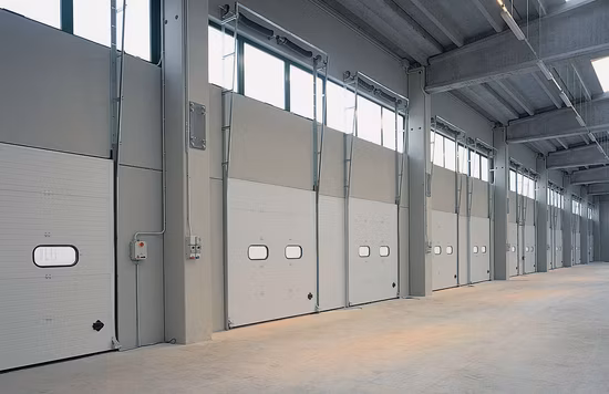 Industrielle, automatische, thermisch isolierte, vertikale Hebe- und Rolltore aus Metall für den Außenbereich oder Stahl-Sektionaltore für Lagerhallen